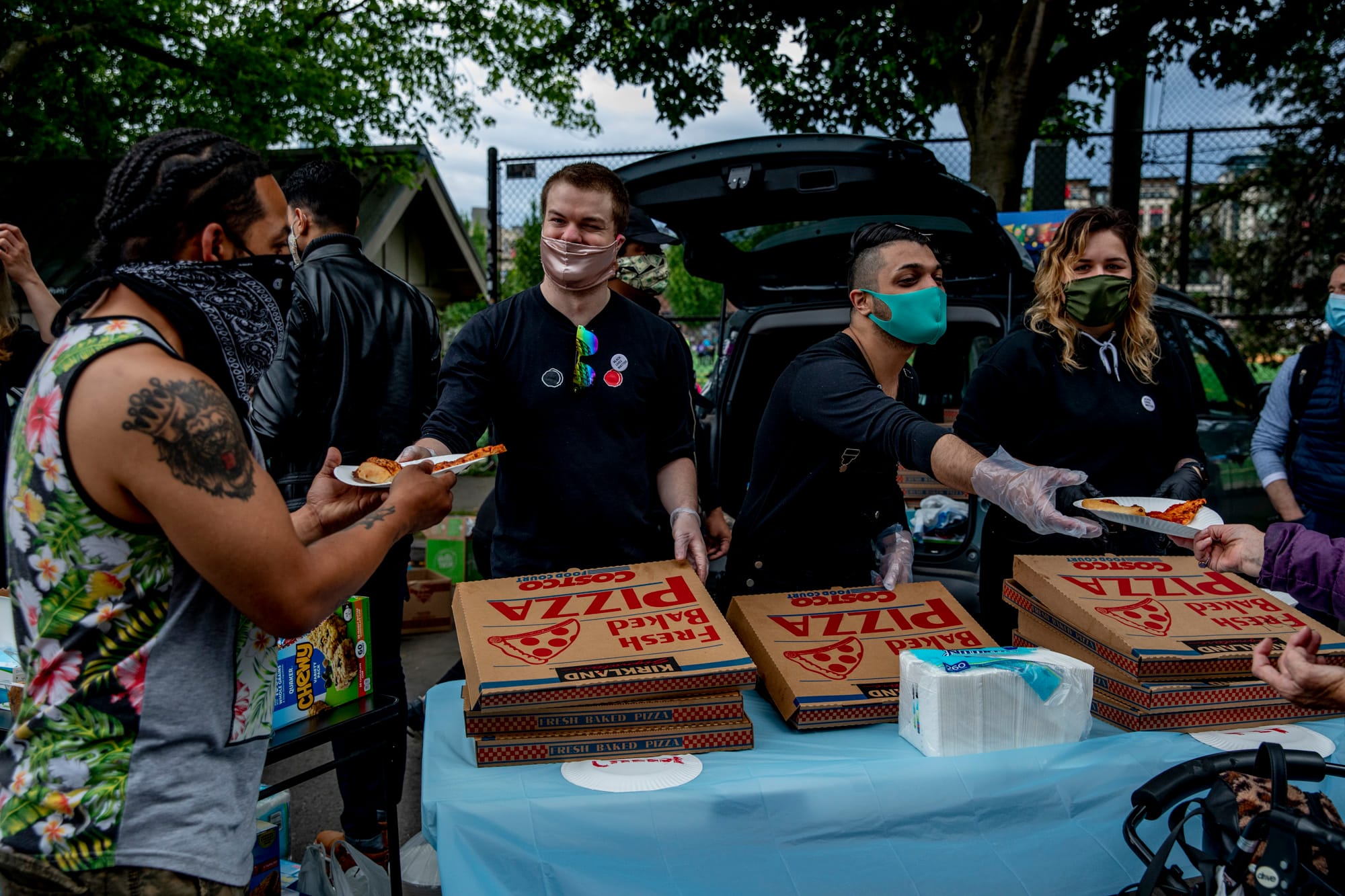 friends hand out pizza