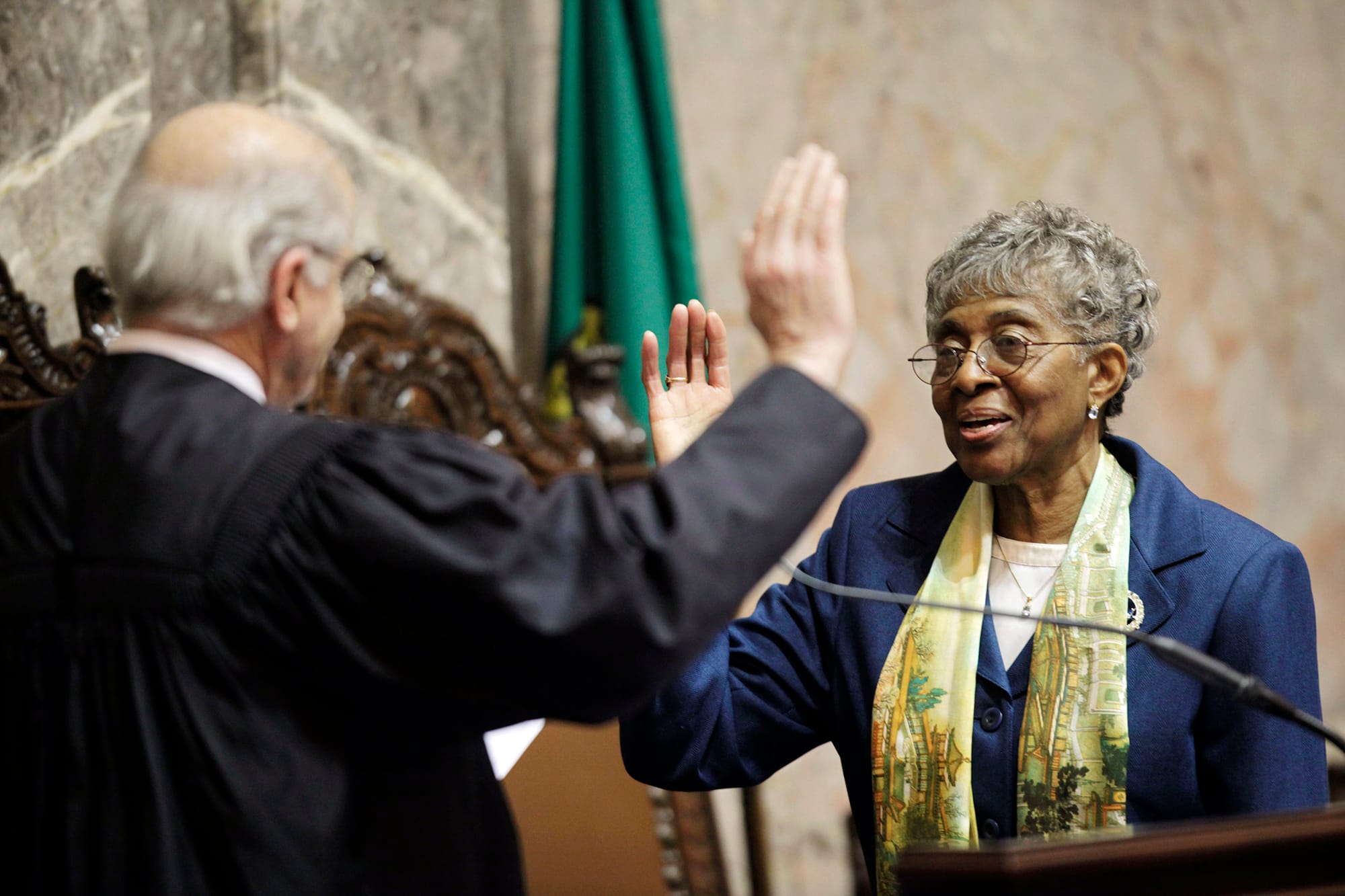 Rosa Franklin at holds up her right hand to be sworn in