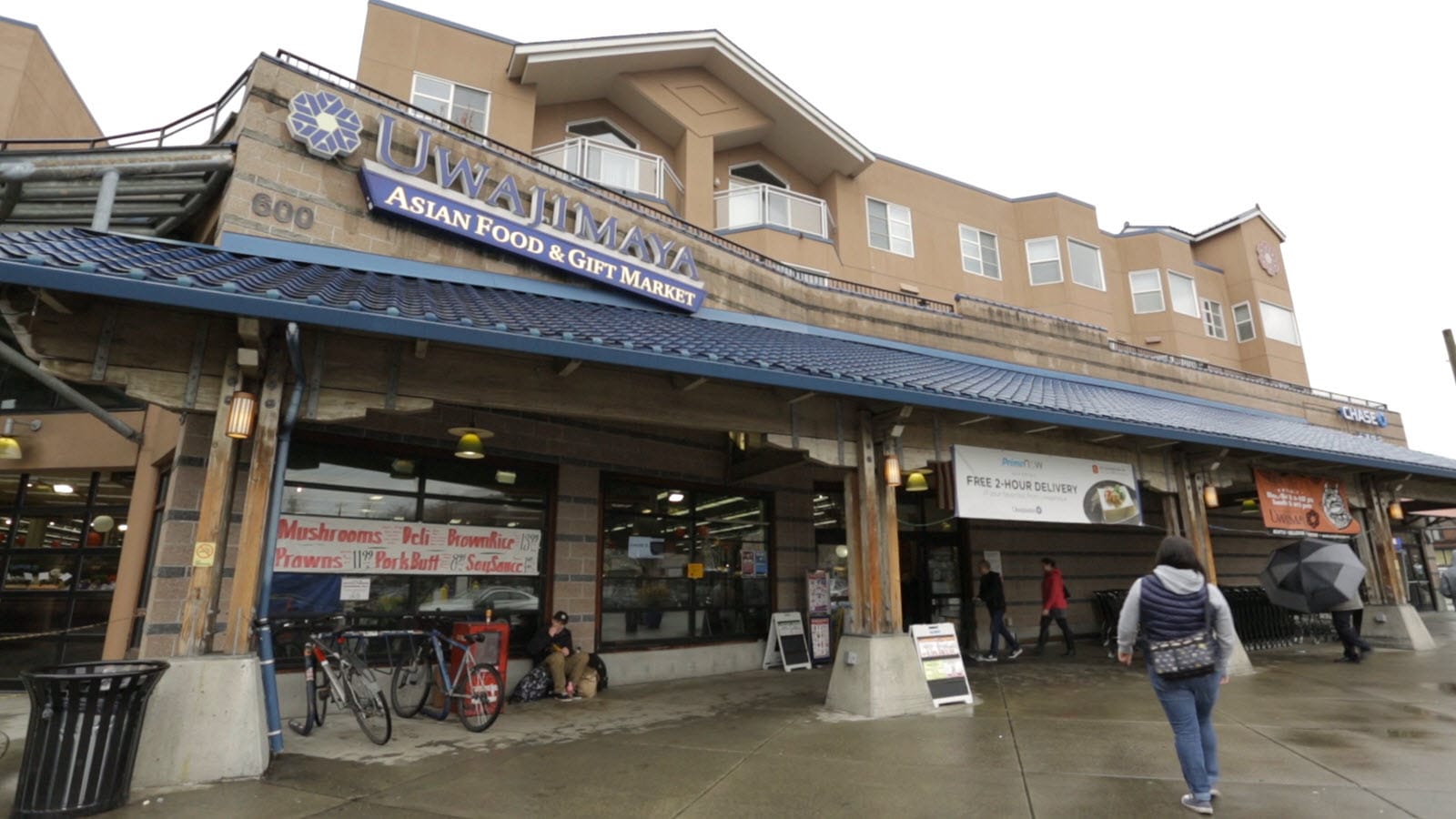 Large photo of modern Uwajimaya storefront.
